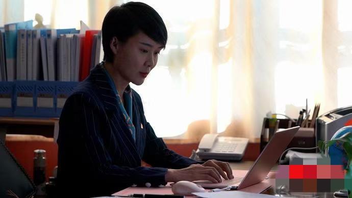 一路走好！在同一天，两名为国家做贡献的人去世，一个是英姿飒爽，红装骑马宣传新疆的