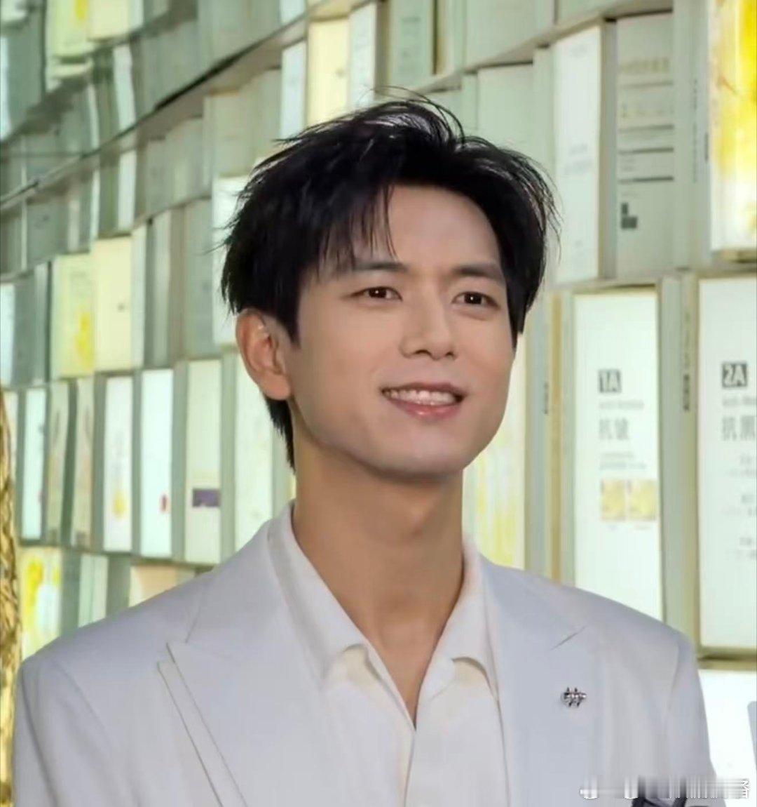 李现内娱的线下神图永动机 笑到心巴上是什么感觉？大概是看到他嘴角上扬的那零点几秒