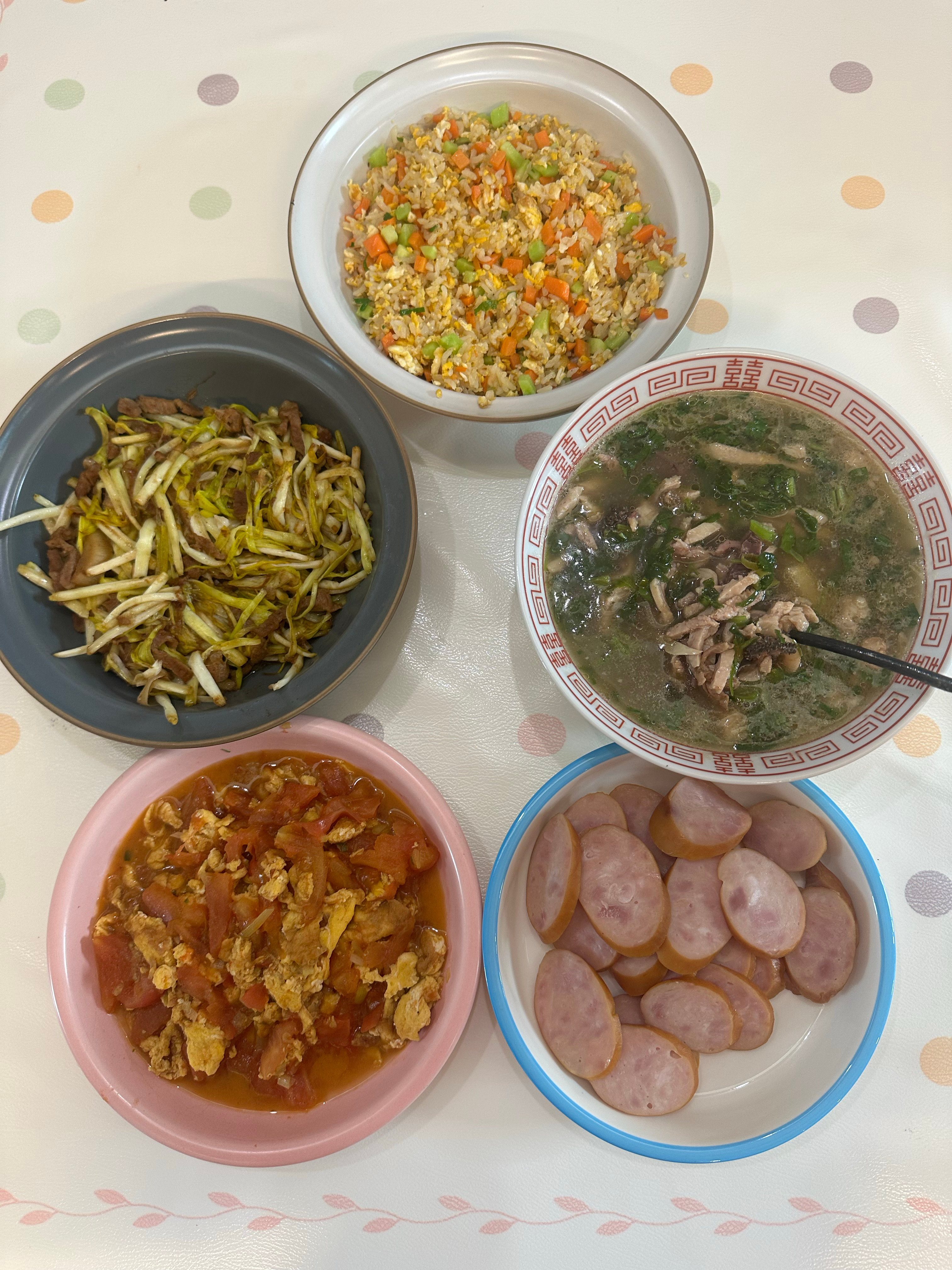 吃饭！羊杂汤，蒜苗炒肉，西红柿鸡蛋，剩饭炒了