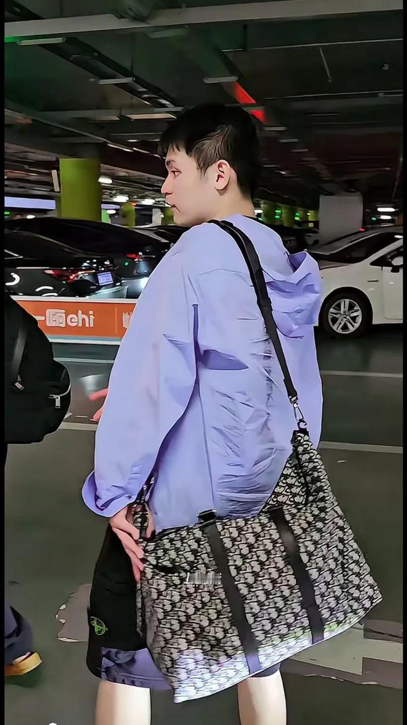 每次看石头都有种看不够的感觉[捂脸]
石头大头小胖大胖输赢都很正常
〈小石头加油