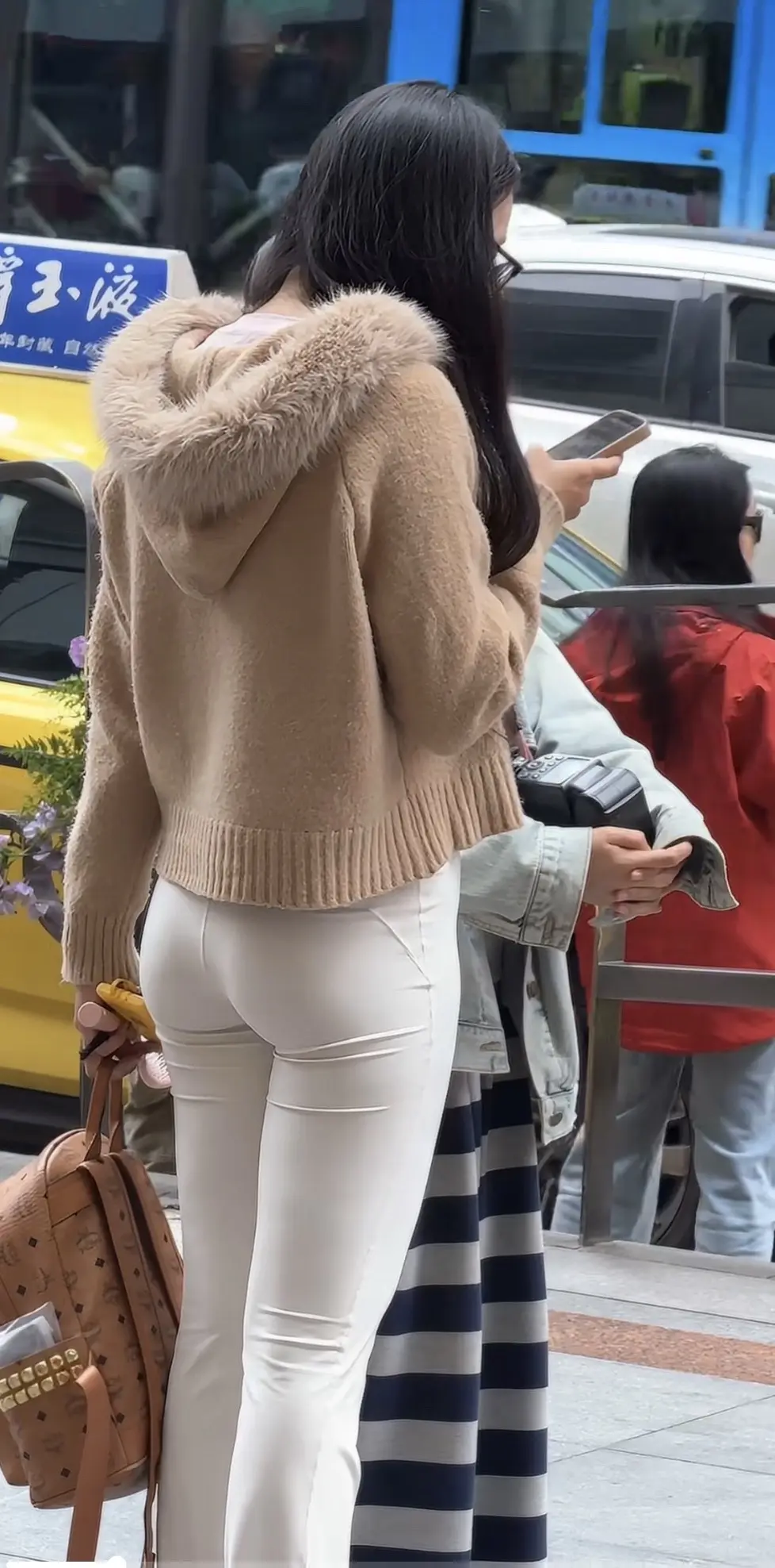 白色牛仔裤搭配 街拍穿搭