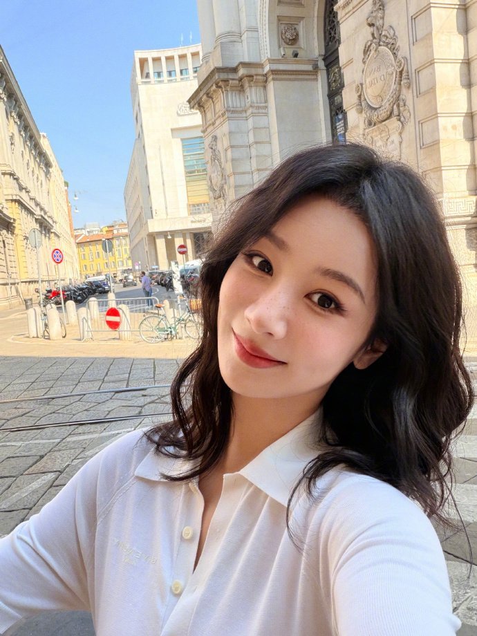 杨紫 💜杨紫董竹君 💜杨紫玉兰花开君再来 行至朝雾里，坠入暮云间，与星辉一同