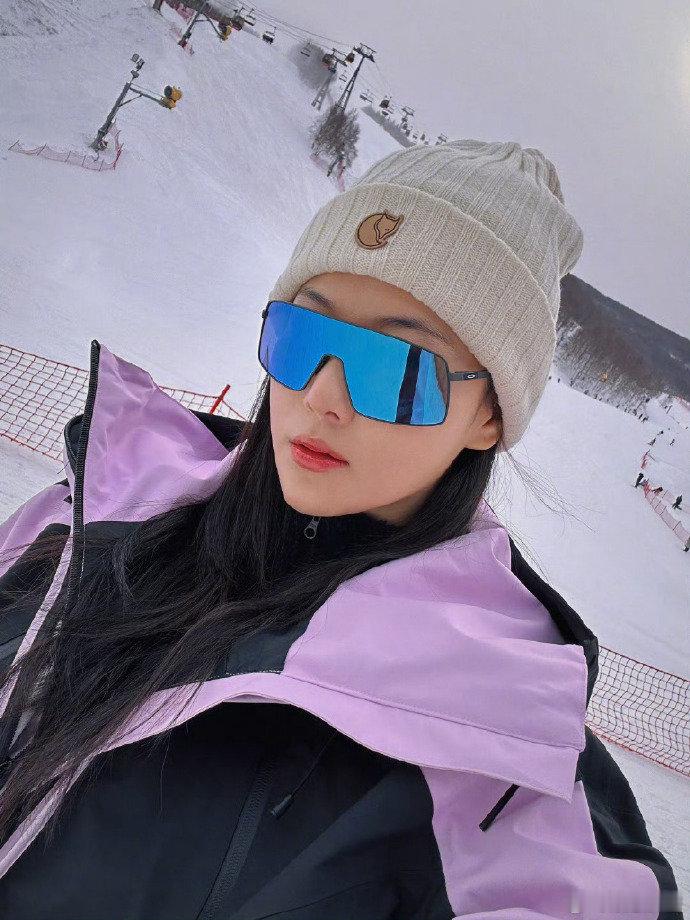 张馨予说滑雪服超时尚  实名羡慕张馨予何捷的滑雪日常，恩爱十足，还安利滑雪服时尚