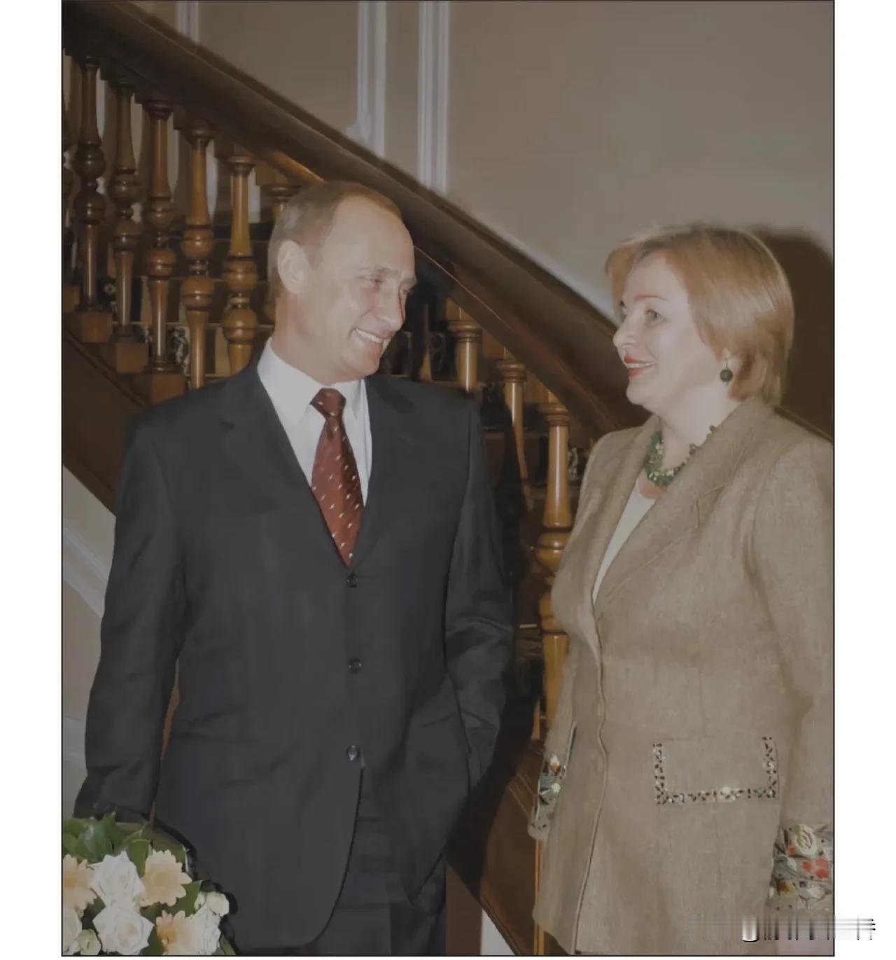 这下瞒不住了，
70多岁的普京都恋爱了，
还是在全球直播的记者会上亲口说的！
