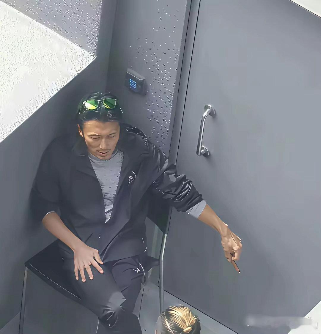 这照片，估计谢霆锋出再多钱也想删除吧 