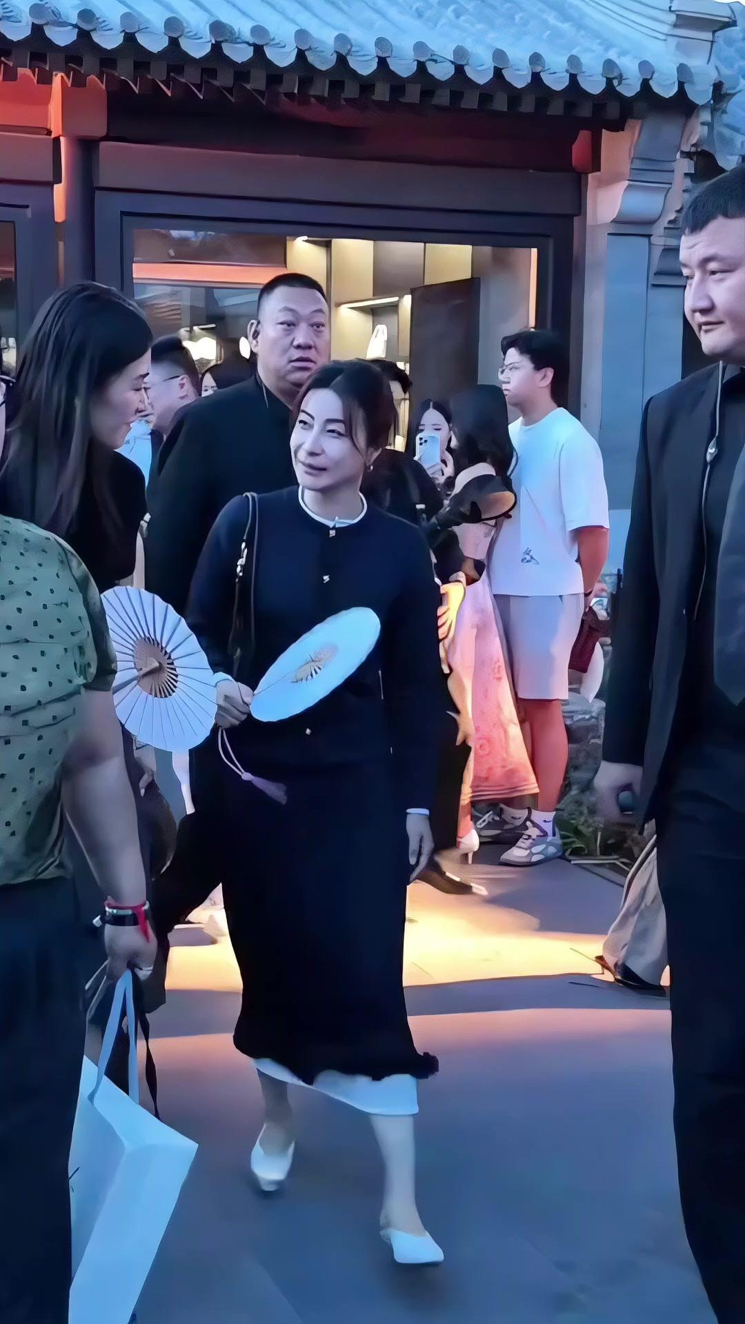郭晶晶北京BV活动造型太绝了！郭晶晶现身北京BV活动，一身藏深蓝色简约修身套装高