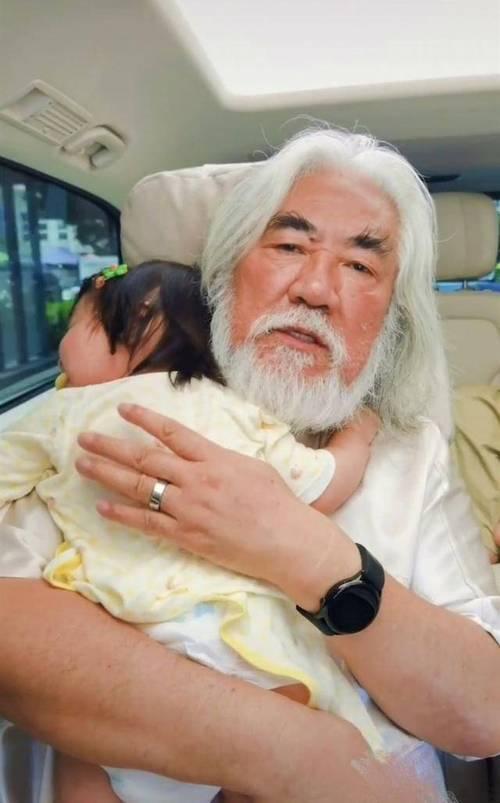 刚刚翻了翻张纪中的近况 

不查不知道，这老头挺有意思！

网传他有300亿身家