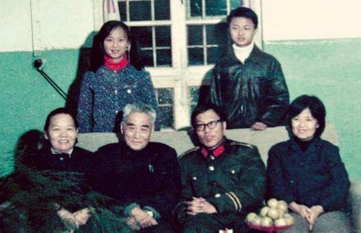 1989年黄维临行前夜突然离世，外界流传两种说法，家属回应均为虚假消息
1980