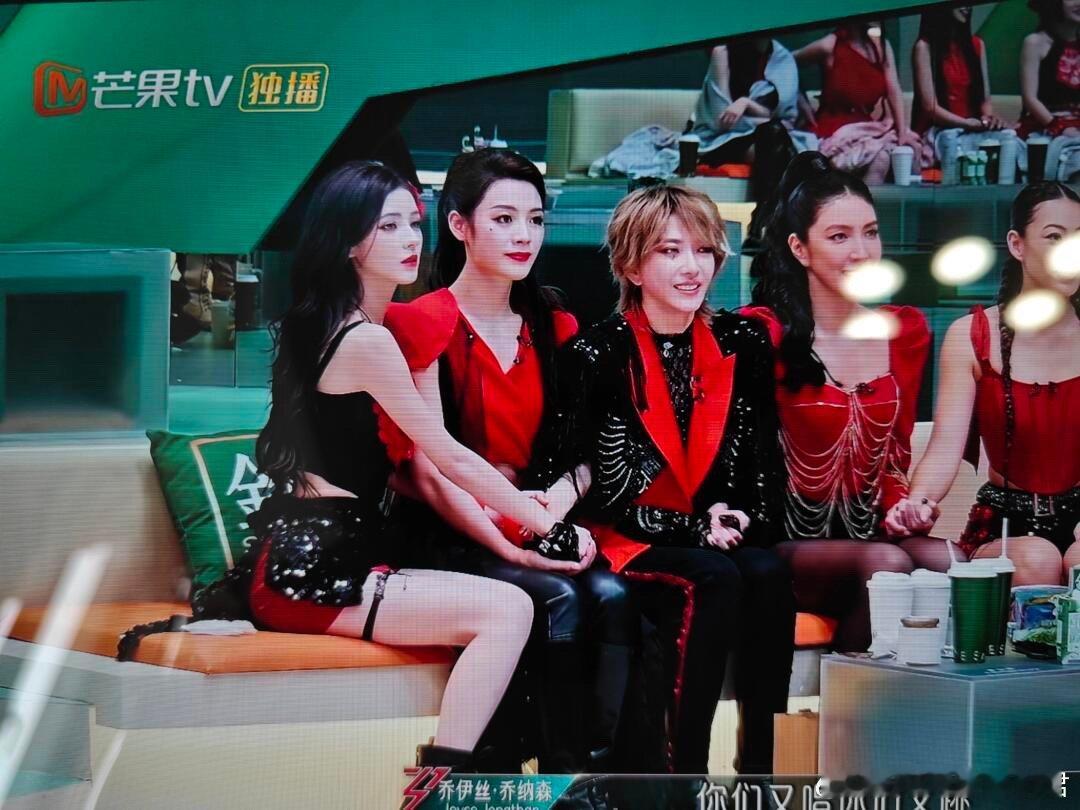 这一坨手是这么拉，仔细研究了一下， 君和曦拉一起 ， 忻和曦拉一起放君手上，  