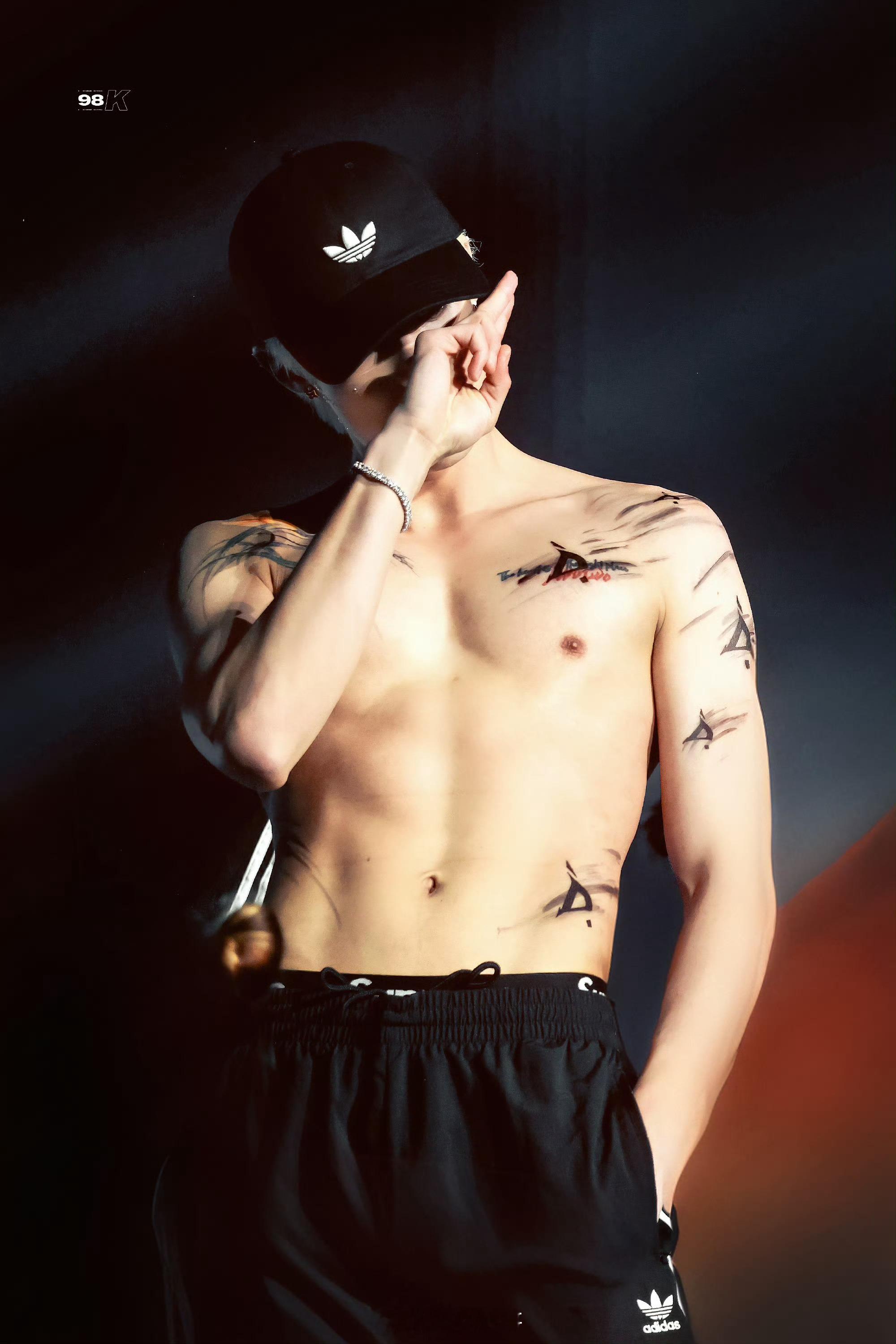 继昨天王鹤棣秀薄肌后张真源也裸上身了张艺兴也秀了谁迷晕你们了 