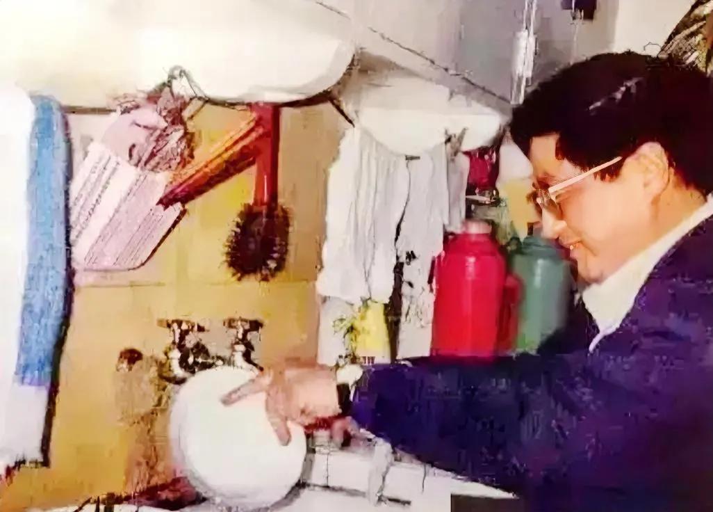 90年代，黄菊在上海任职期间，一张罕见的生活照，此时的他，正专注地在厨房里洗碗，