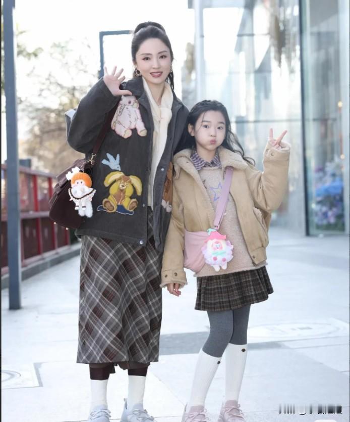 董璇估计已经察觉到了，  
小酒窝哪哪都优秀，  
但有一个明显“隐患”，那就是