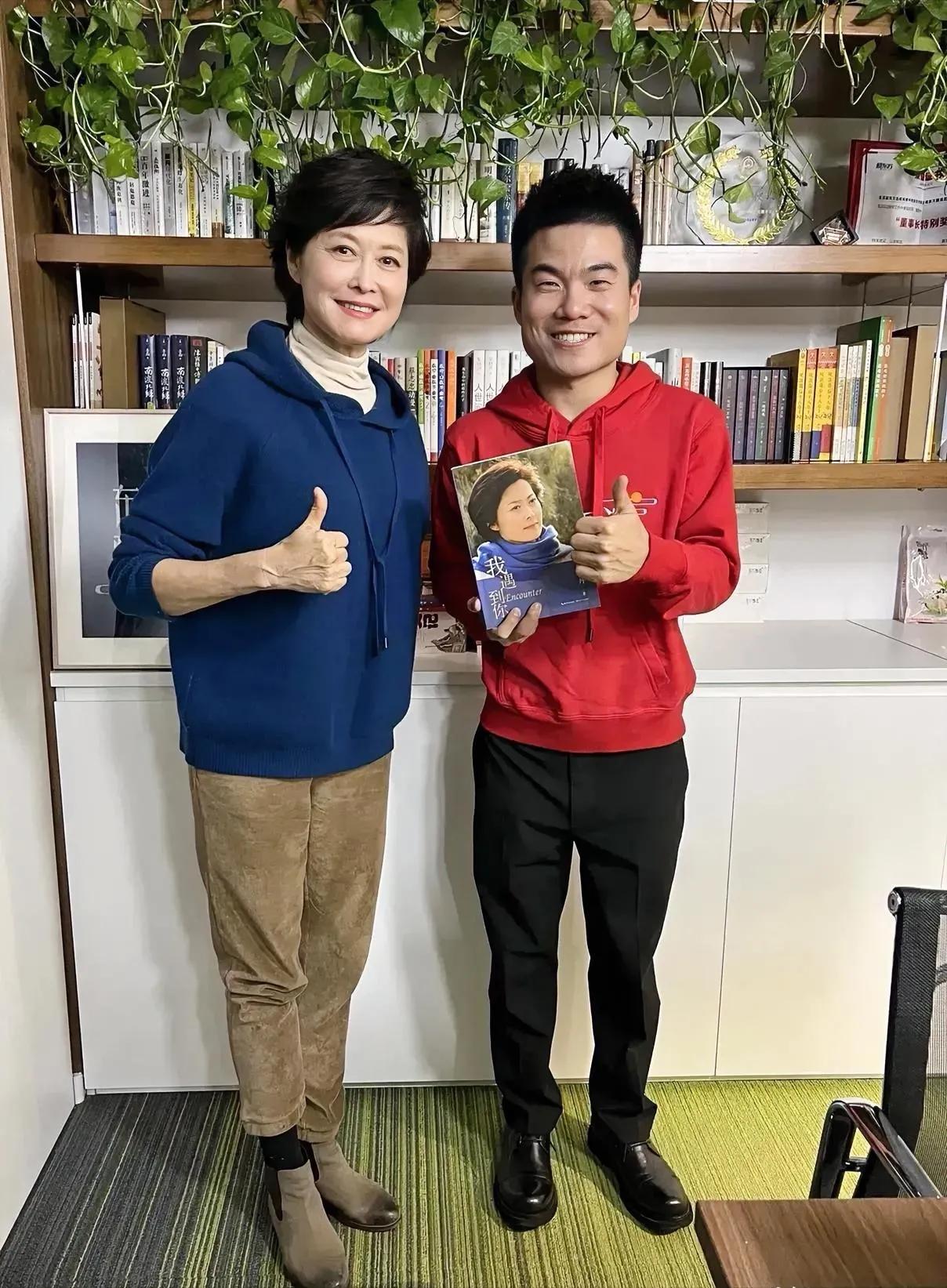 董宇辉访谈敬一丹老师时的温馨愉悦合影。
敬老师是长辈、前辈，小董与敬老师讨教交流