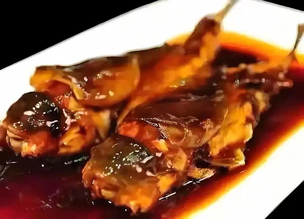 “这事干的，太损了！”北京，一男子看见一家餐厅在售卖菊黄河炖鱼。不过，这道菜价钱