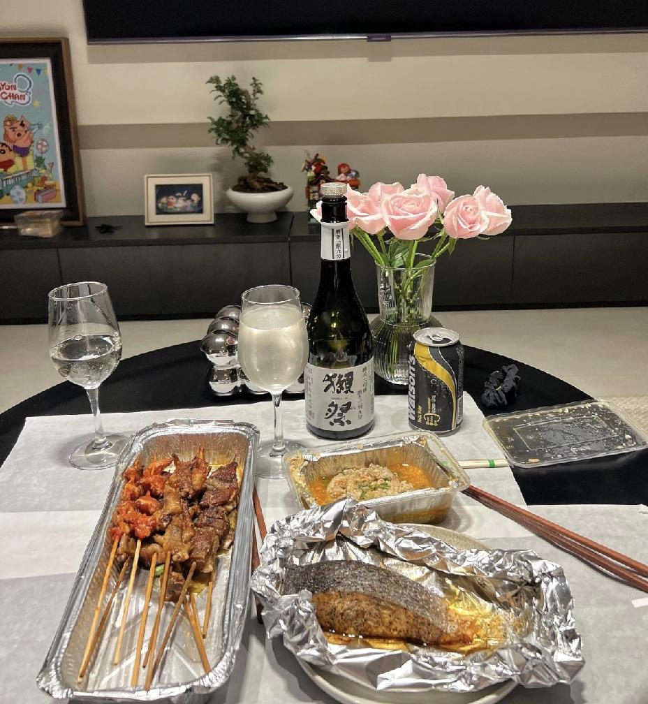 “太搞笑了”！妈妈是都是被儿子抓包， 电视剧小巷人家宋莹出去外面下馆子被儿子林栋