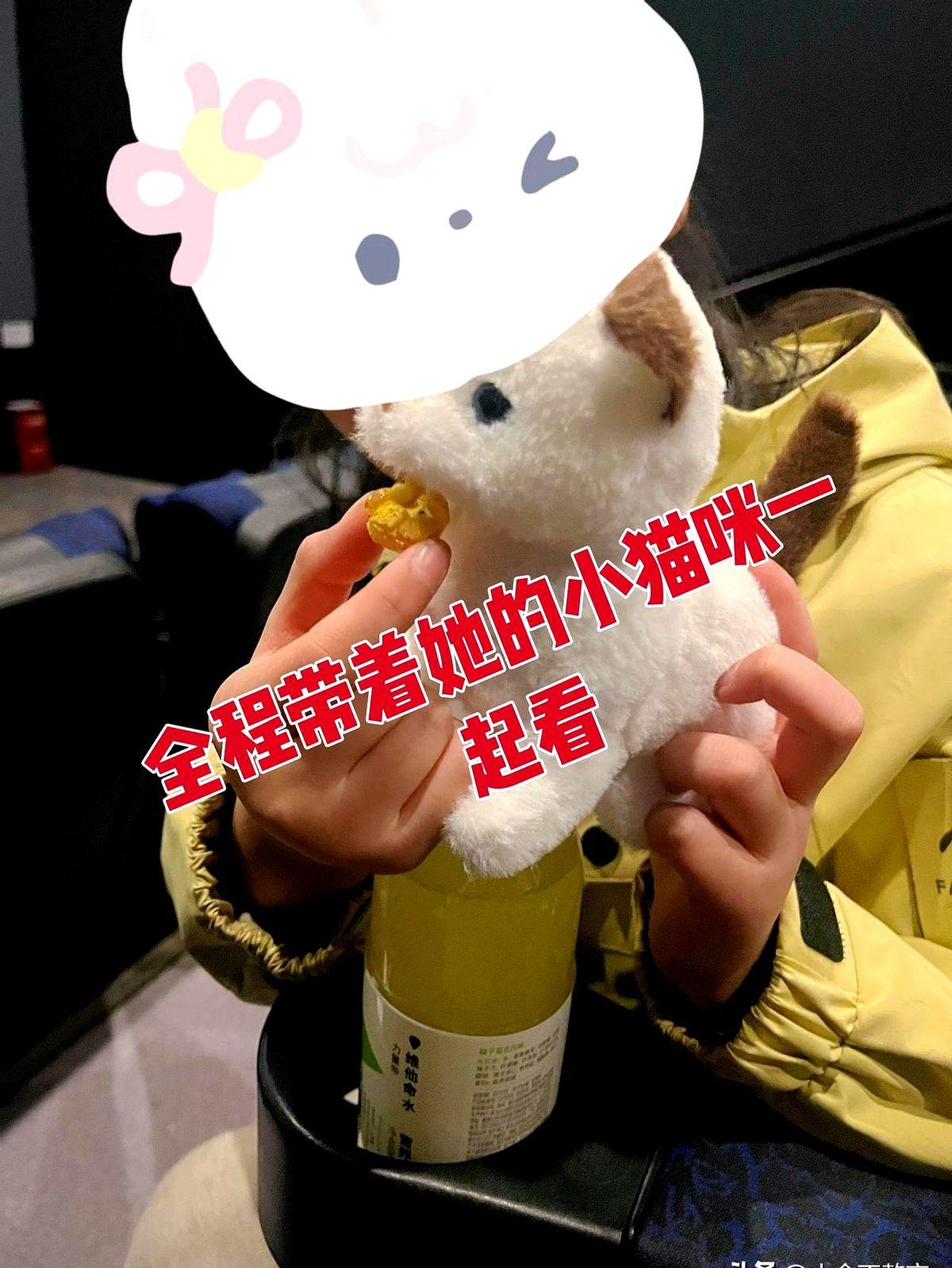 今天带着女儿去看了《疯狂动物城2》，上座率挺高。

孩子确实看得投入，但对成年人