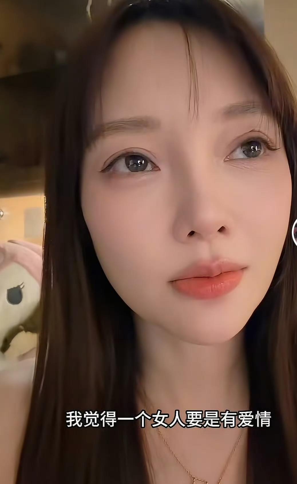 李小璐自称"恋爱脑"：一句自嘲，44岁最深的认命。

6月28日深夜，沉默8年的