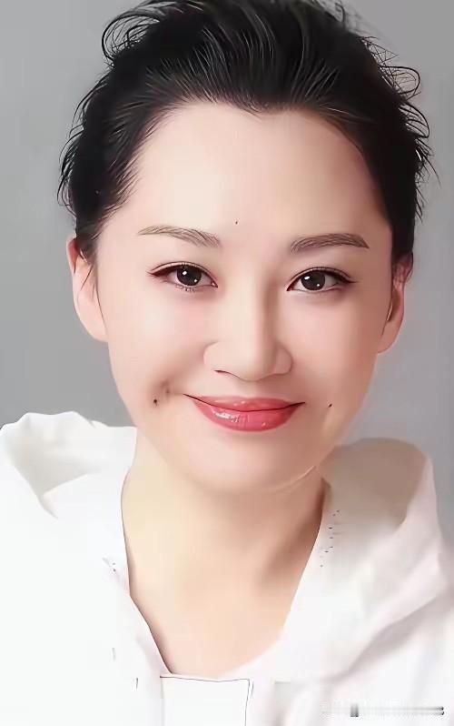 两个美女都有小梨涡，许晴是颜值高，有女人的魅力，朱珠是大家闺秀的美，比较温婉大气