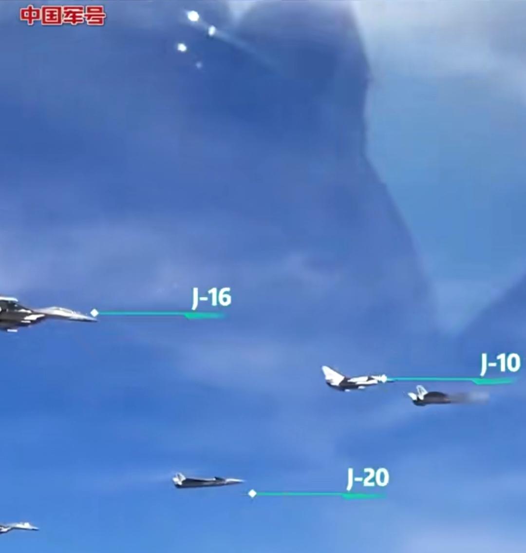 歼20歼16歼10同框飞行训练画面！长空雄鹰呼啸而起！舍不得快进一点，真的是太帅