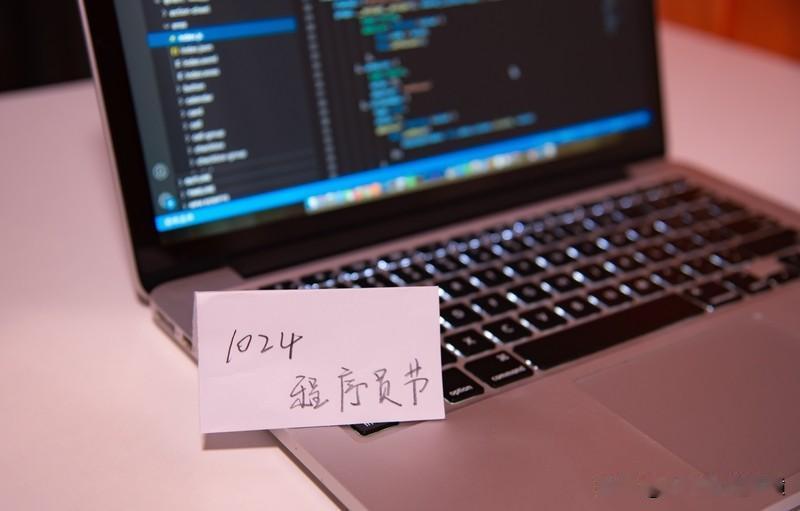 程序员的寒潮正在袭来，时代的车轮滚滚向前，碾压过每粒烟尘。
本人九十年代计算机科