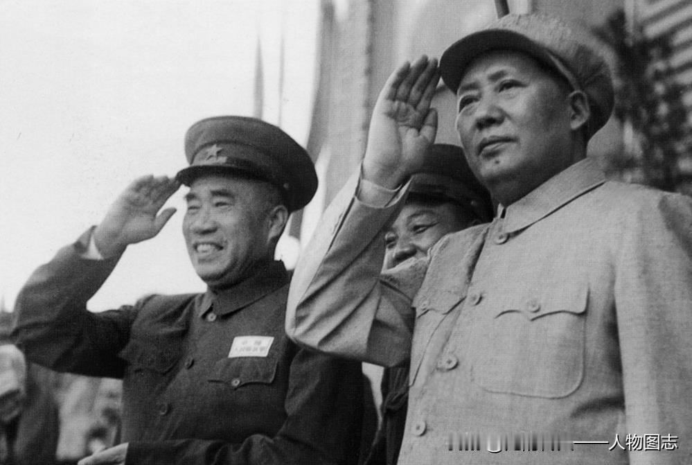 1952年8月1日毛主席、朱德在解放军体育运动大会主席台上检阅运动员