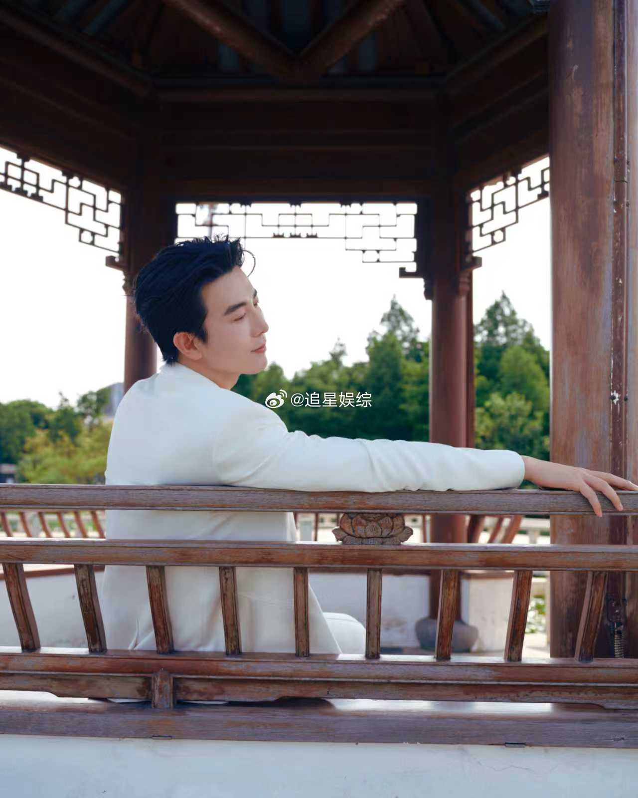 李川白玉兰红毯主持李川白玉兰现场投简历 李川在白玉兰红毯上的表现确实稳，节奏舒服