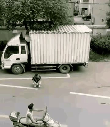 怎么跑了呢？
这家伙碰瓷表演真得很到位，距离汽车两米远，就倒地不起，呼天喊地哎吆