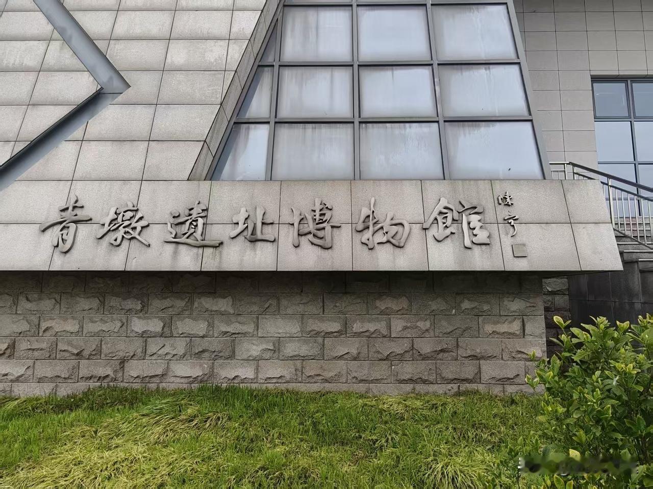 大小人等分配的粮食，折换成钱，年终决算的时候，用工分抵扣，工分分值高，家里劳力多