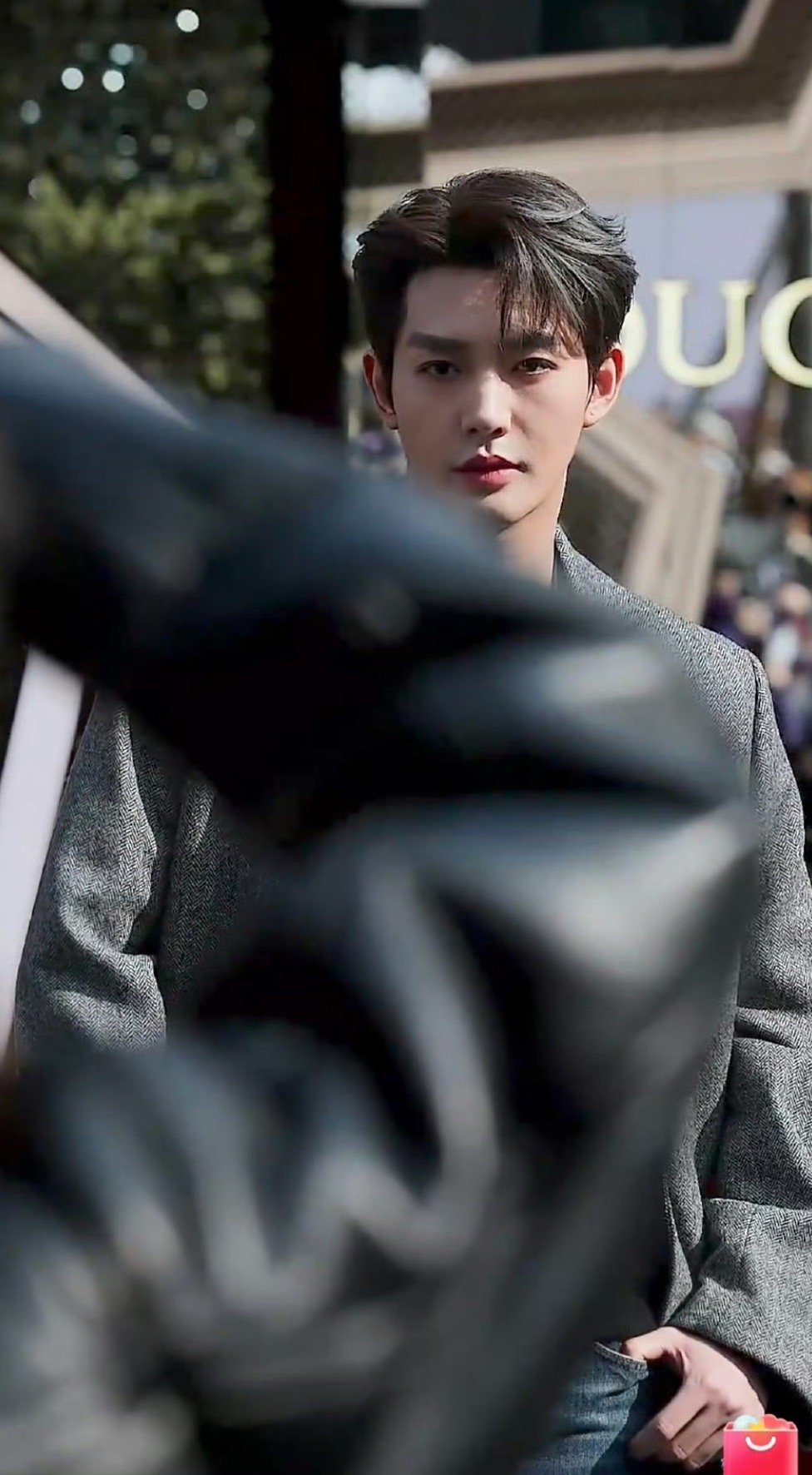 邓为不愧是内娱现役法拉利邓为蓝紫格纹马甲造型邓为自带高光滤镜，随便一帧都是画报既