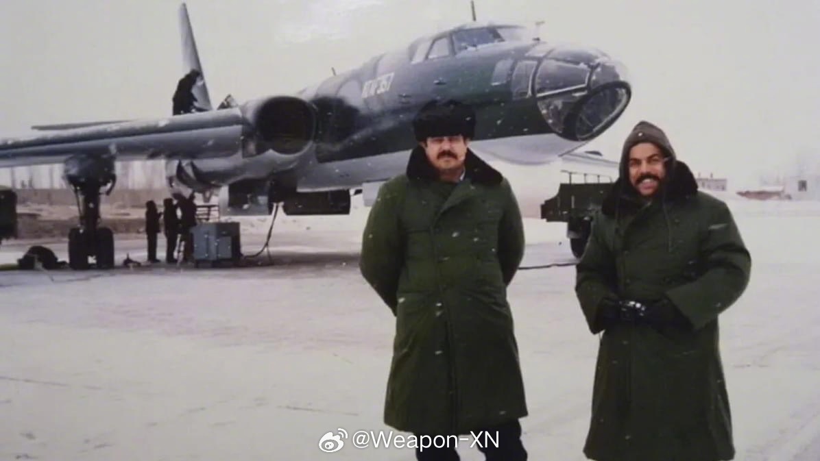 #照片中的历史[超话]# 伊拉克空军飞行员在西安工厂机场接收了西安轰-6D轰炸机