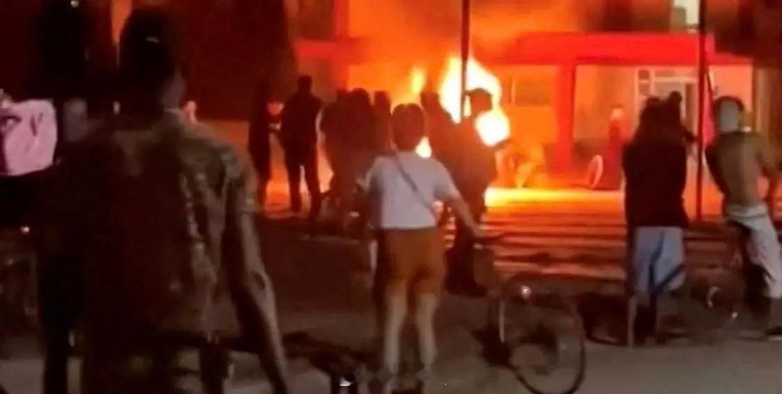 炸锅了！古巴彻底乱了：执政党办公室被烧，美古突然开启谈判家人们，古巴突发剧变，正