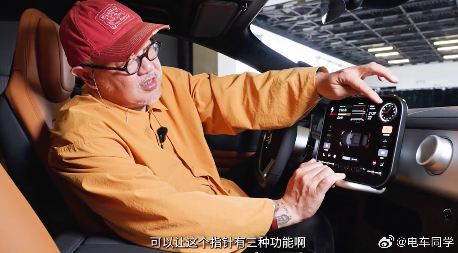 搜了下Luce的意大利语发音，谐音大概是：卢切（不是鲁斯）内饰看了四万大叔的解说