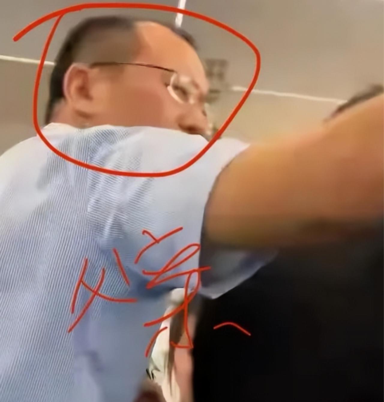 南航打人“熊家长”社死！
父亲身份被扒，
怪不得敢打人

孩子踢座椅，家长却把前