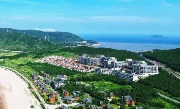 小县城取消中考选拔全员直升高中人口体量极小，每年全县初中毕业生仅两三百人，单一普
