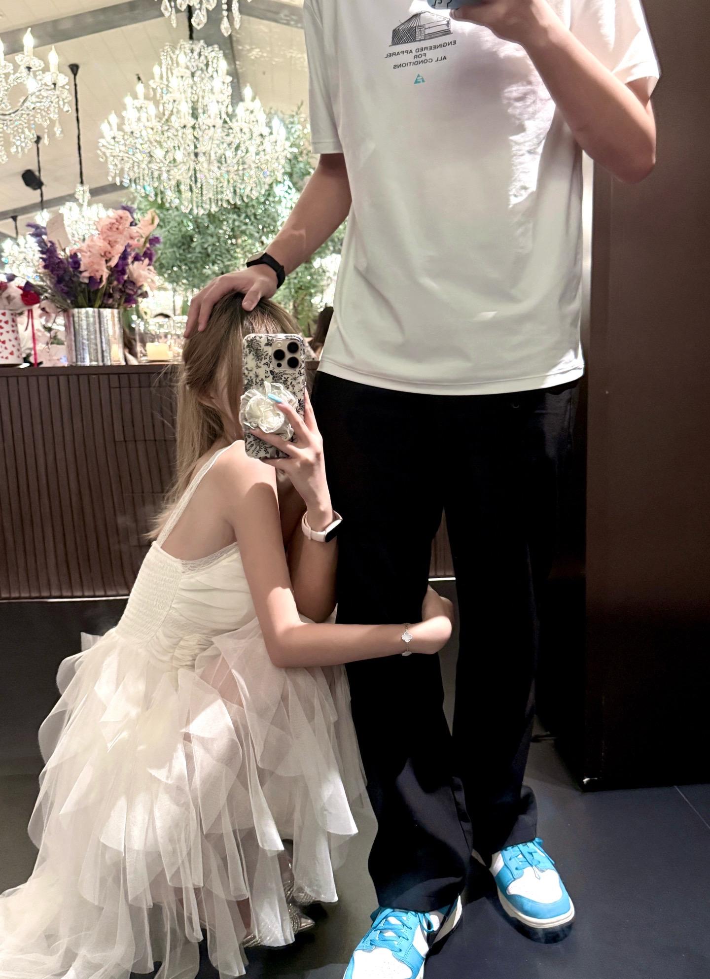 眼神比唇先落吻