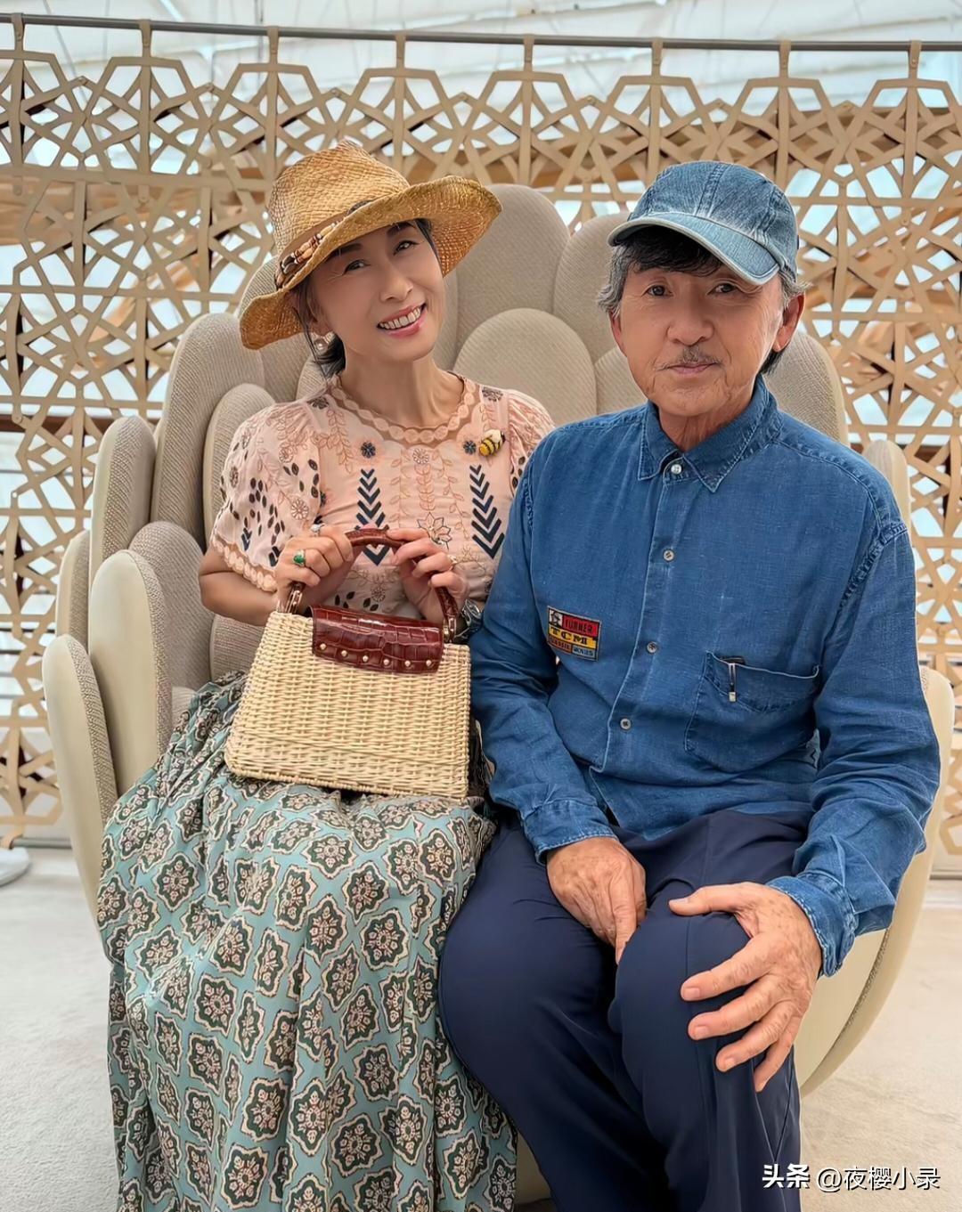 79岁林子祥和65岁叶蒨文在新加坡逛商场约会，夫妻俩搭着肩膀走路，看起来好恩爱。