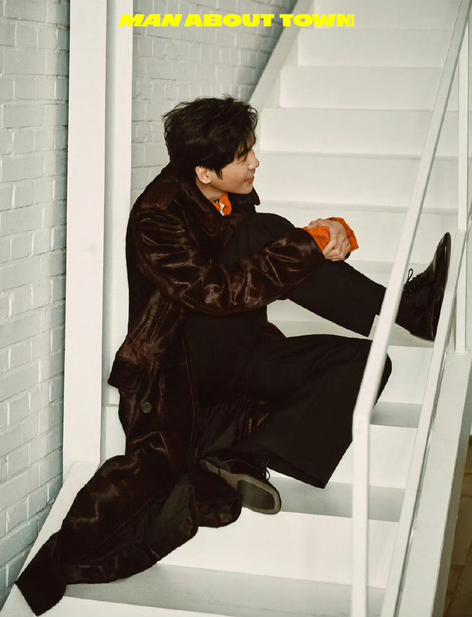 张若昀登《Man About Town》中文版11月刊封面！丝绒西装叠穿波点衬衫