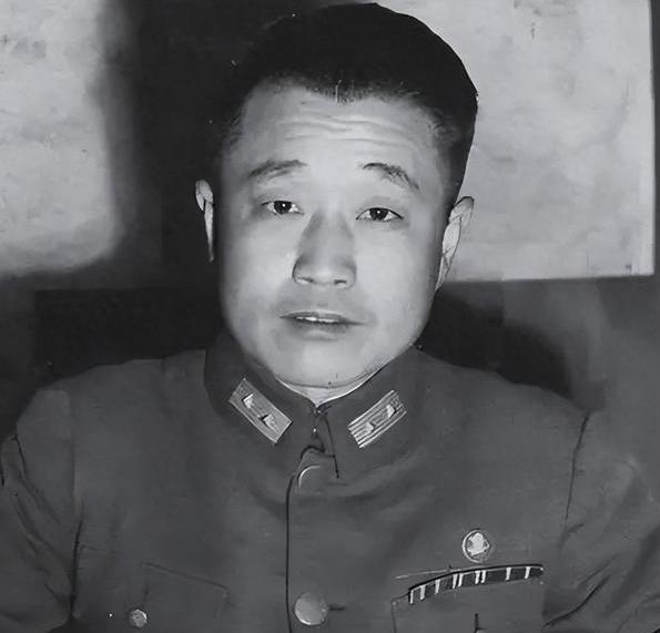 1942年，杜聿明率部远征缅甸时，无法适应当地的热带雨林气候，患上肾炎、胃溃疡、