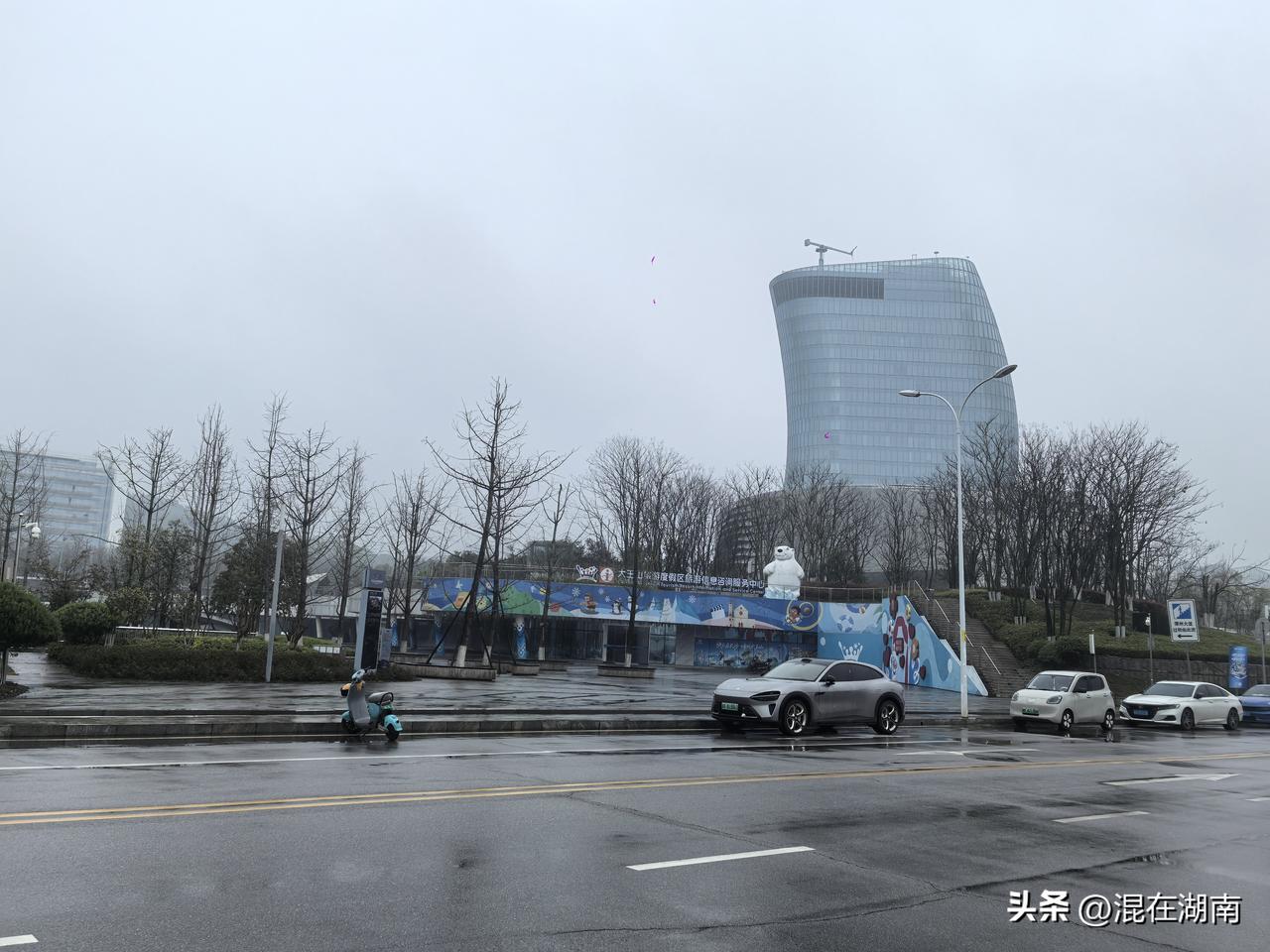 今天办事路过长沙河西大王山湘江欢乐城配套商业综合体欢乐天街，里面冷冷清清，没有一