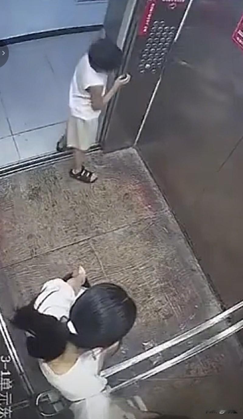 好妈才能教育出好孩子，电梯里那个妈妈打人反被制那一幕。
如果这个妈妈会教育孩子，