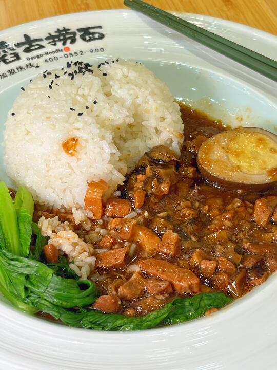 谁还没吃过这家卤肉饭