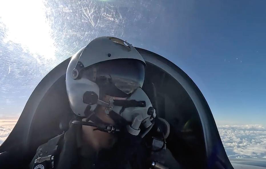 【军机四面围台，解放军演练“多批次、多点”空中攻击】

根据台湾“钜闻天下”的观