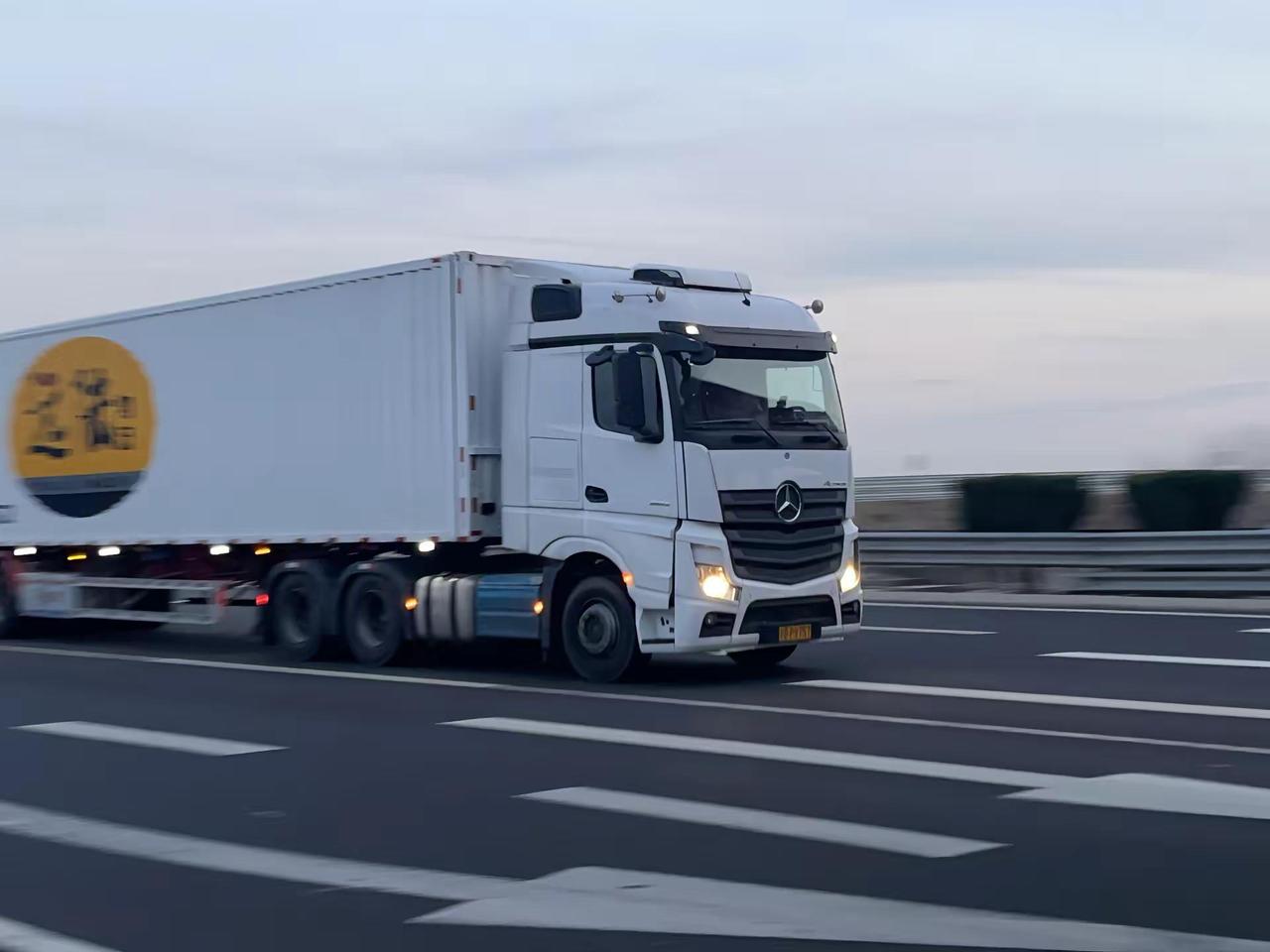 今天随机偶遇一位奔驰Actros-MP4欧卡四金刚之一减速带