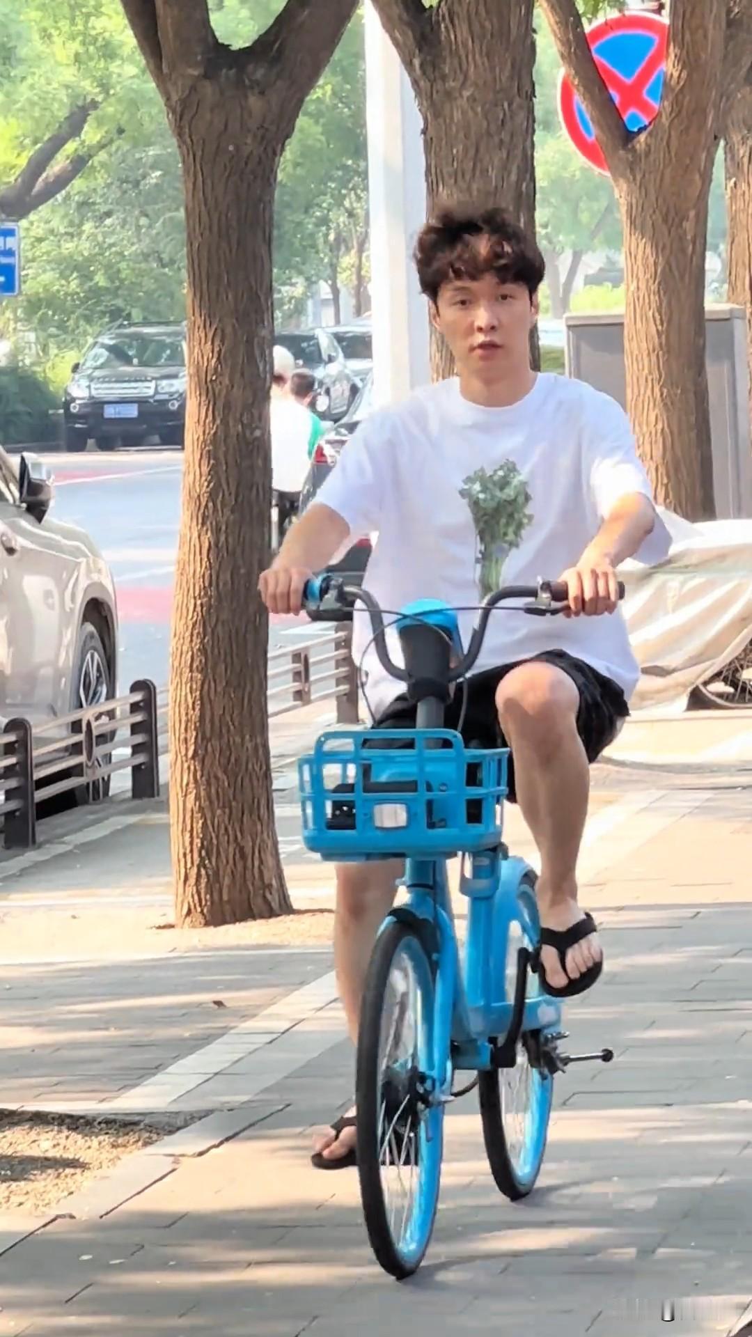 张艺兴，你这样子看起来很好追[爱慕]
感觉我也能骗到你的箱子[我想静静]
骑出了