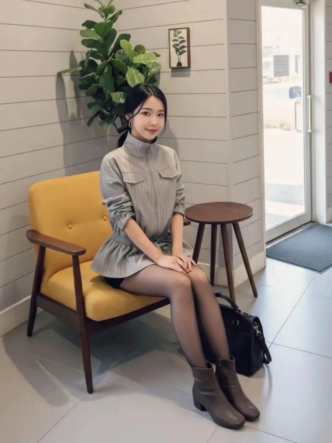 优雅坐姿怎么摆pose室内坐姿照 性感坐姿秀 
极品黑丝衬托气质