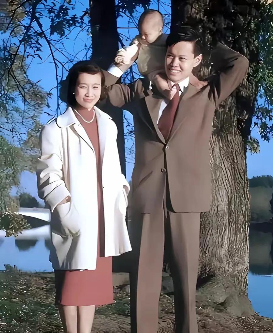 杨振宁与老婆孩子在一起，那时候的他还非常年轻，整个人风流倜傥，玉树临风，小日子过