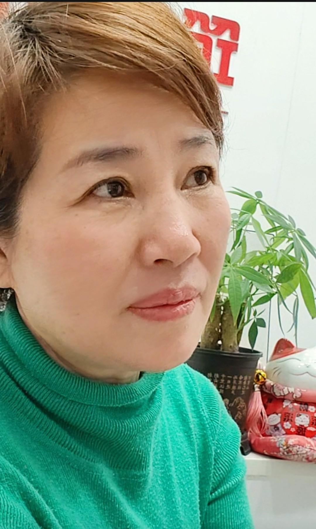 扫地扫了十七年，

儿子说妈你歇歇吧，

可她扫帚一停，

心就空了一块。

科