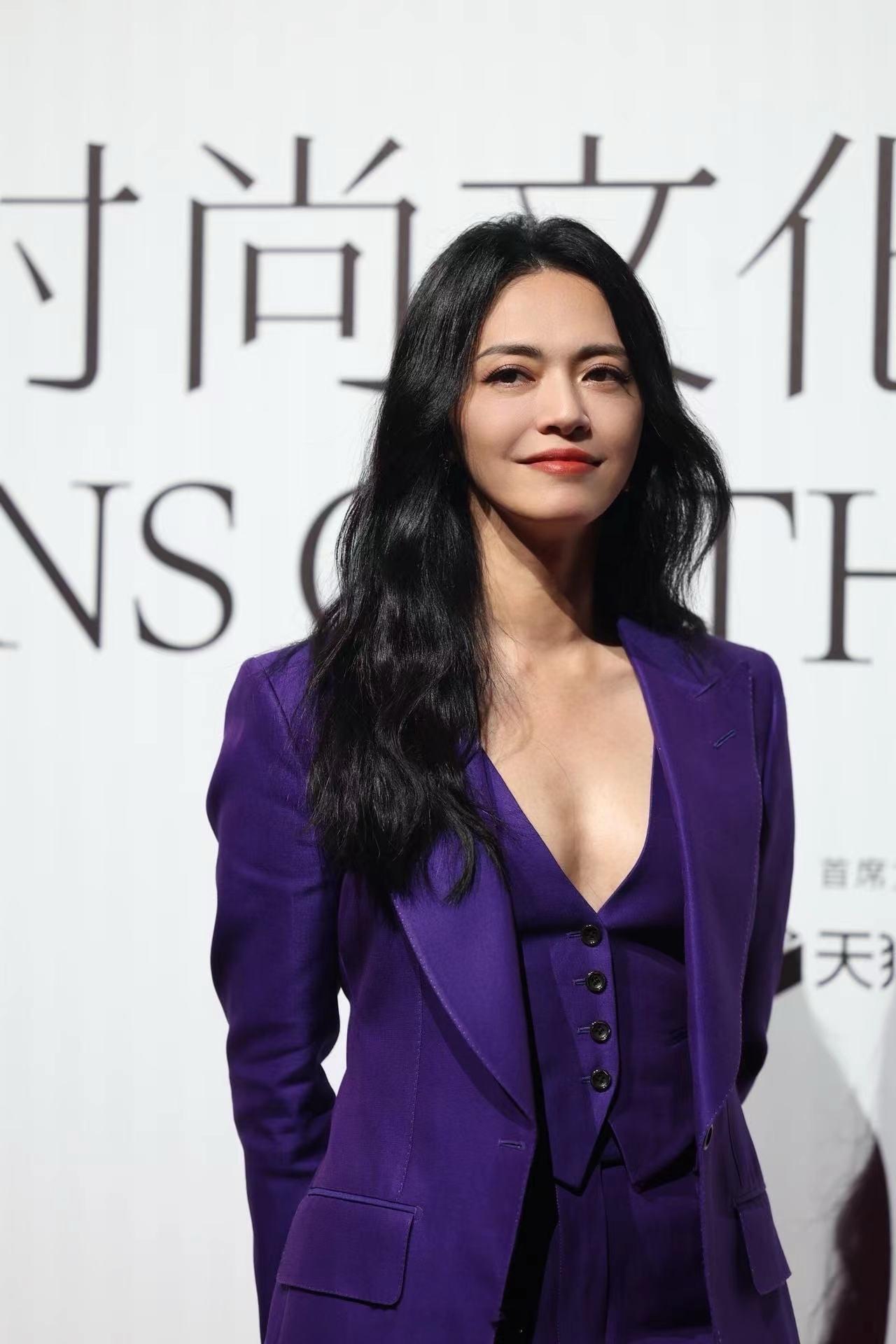 #姚晨紫气东来套装##差点以为姚晨要骑自行车去现场了# 姚晨一身紫气东来套装出现