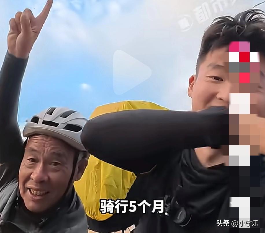 河南小伙带75岁姥爷骑行5个月，计划用2年时间走遍全中国。


小伙一直酷爱骑行