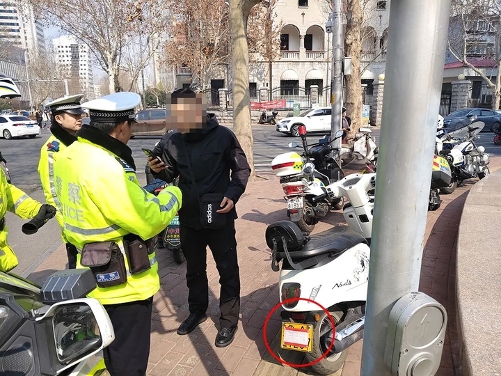 不戴头盔还给车牌“戴扣罩”，济南一驾驶人自作聪明反被罚